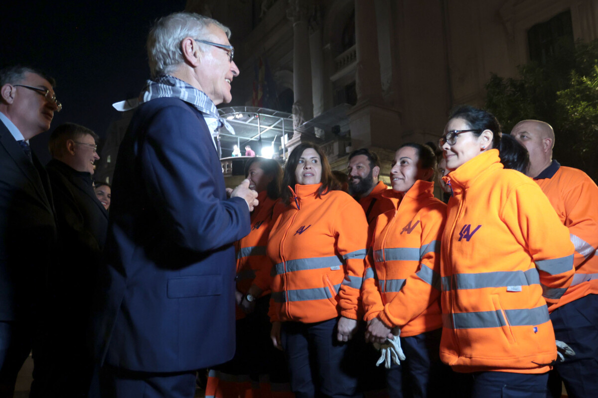 Ribó saluda a los integrantes del dispositivo de limpieza para Fallas